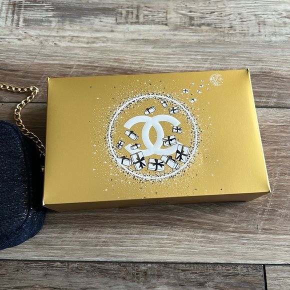 NEW CHANEL COSMETIC BAG BLUE SPARKLE - Picture 10 of 13